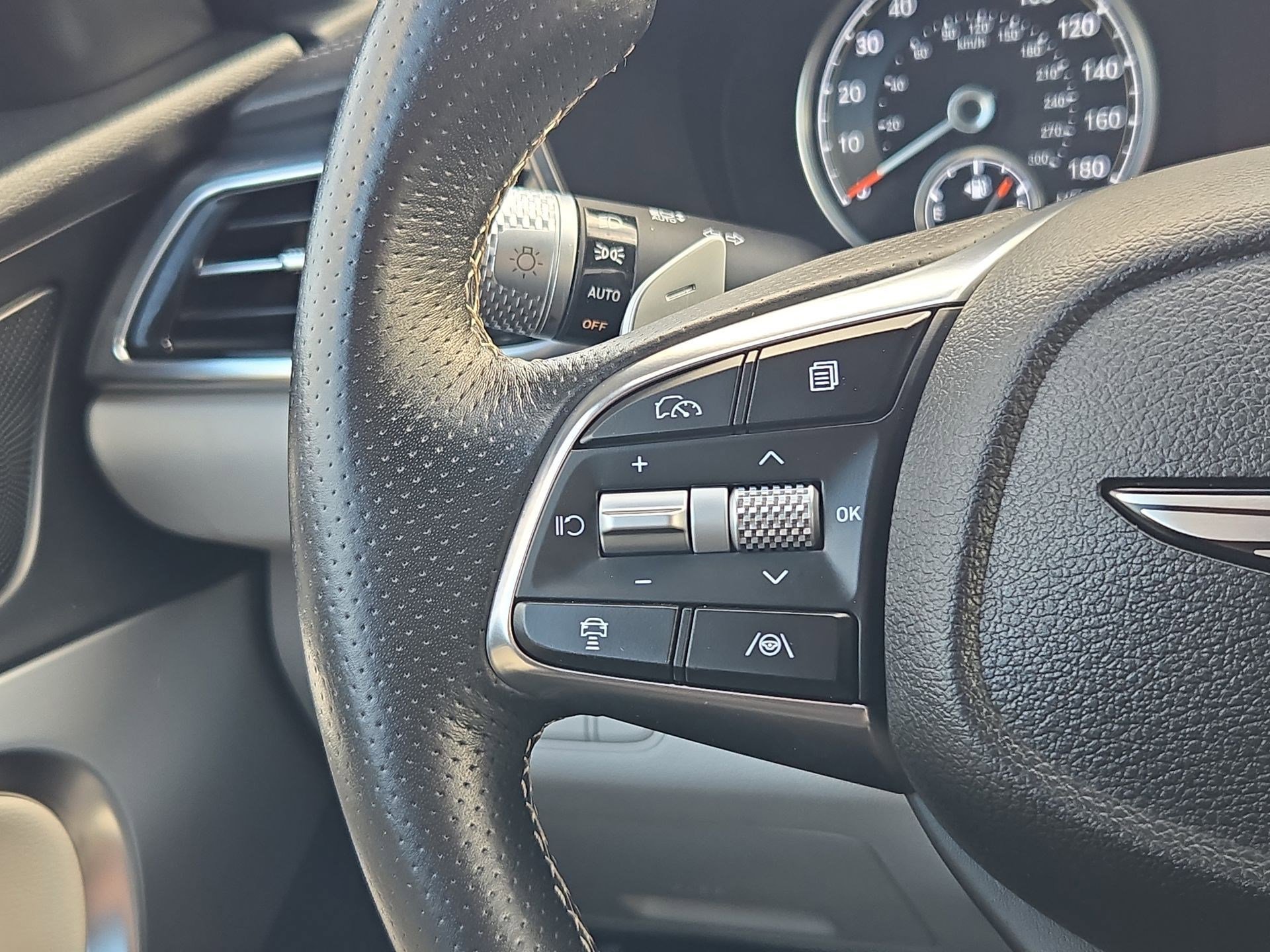 Used 2025 Genesis G70 2.5T image 17