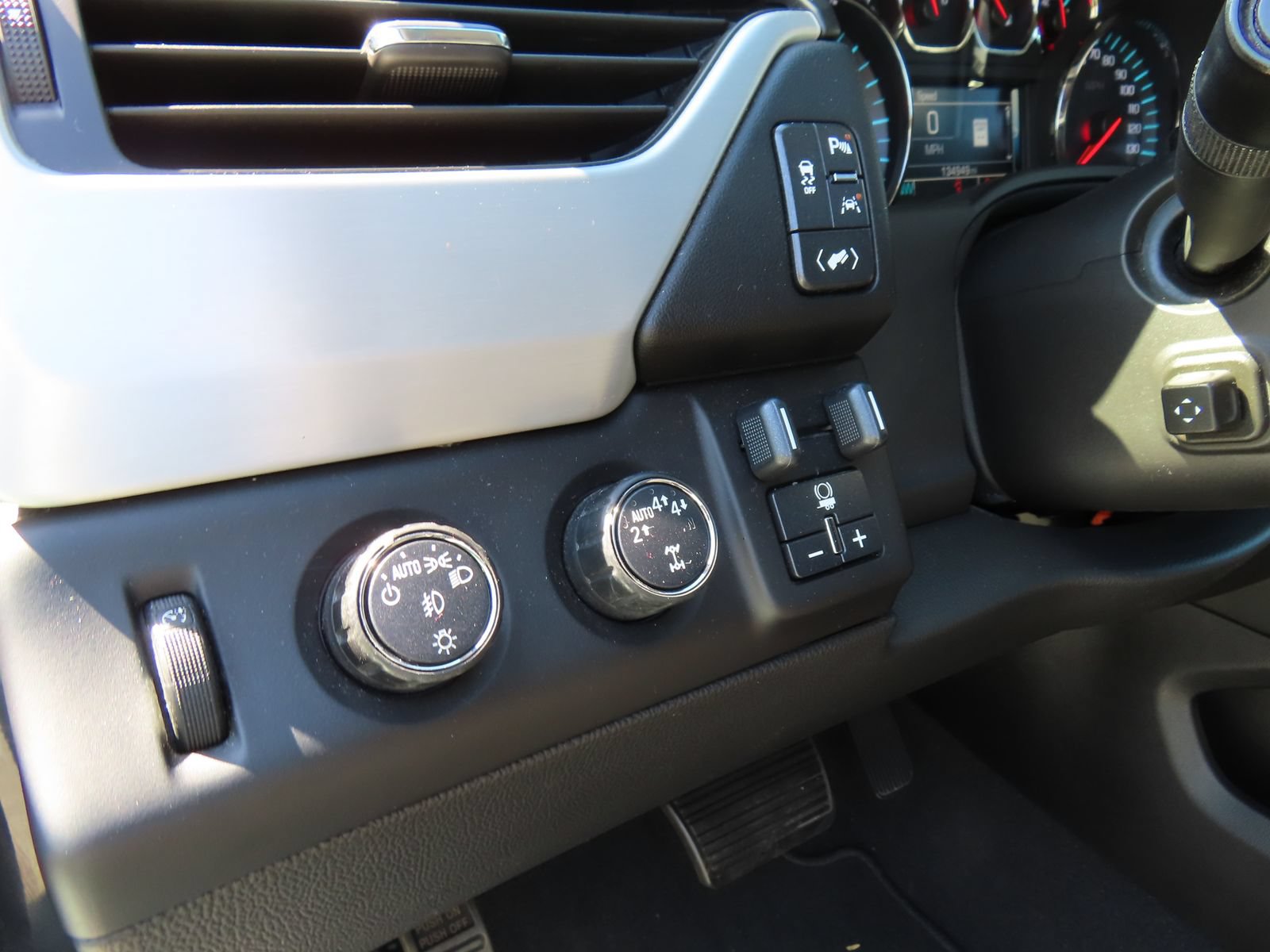 Used 2020 GMC Yukon XL SLT w/ Premium Edition AWD/4WD image 15