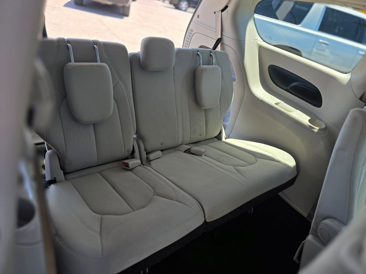 Used 2017 Chrysler Pacifica Touring w/ Tire & Wheel Group FWD image 32