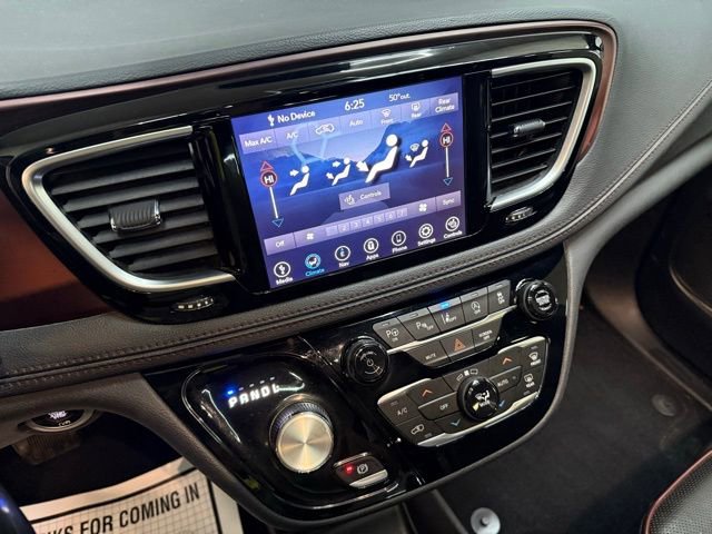 Used 2020 Chrysler Pacifica Limited image 28