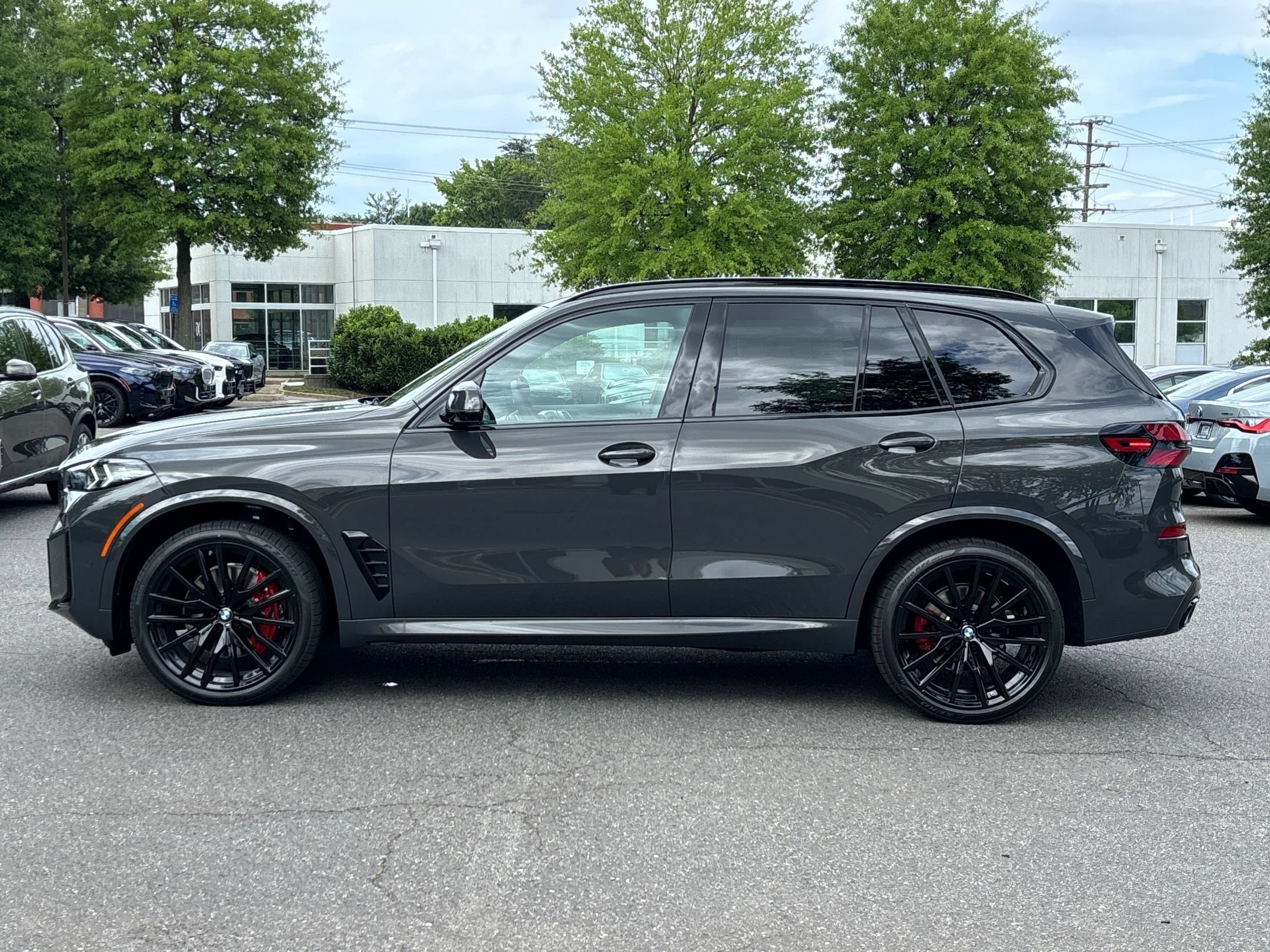 New 2026 BMW X5 xDrive40i w/ M Sport Package AWD/4WD image 2
