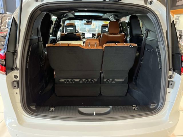 New 2026 Chrysler Pacifica Pinnacle w/ Trailer Tow Group AWD/4WD image 19