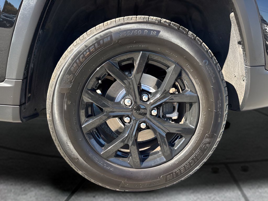 Used 2025 Jeep Grand Cherokee Altitude RWD image 30
