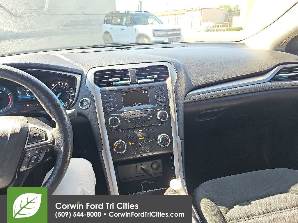 Used 2017 Ford Fusion SE FWD image 6