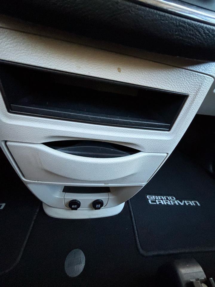Used 2016 Dodge Grand Caravan American Value Package w/ UConnect Hands-Free Group FWD image 27