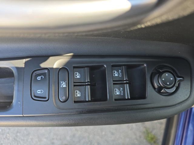 Used 2018 Jeep Renegade Limited w/ UConnect 8.4 Nav Group FWD image 16