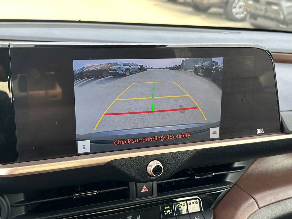 Used 2023 Toyota Crown Limited image 30