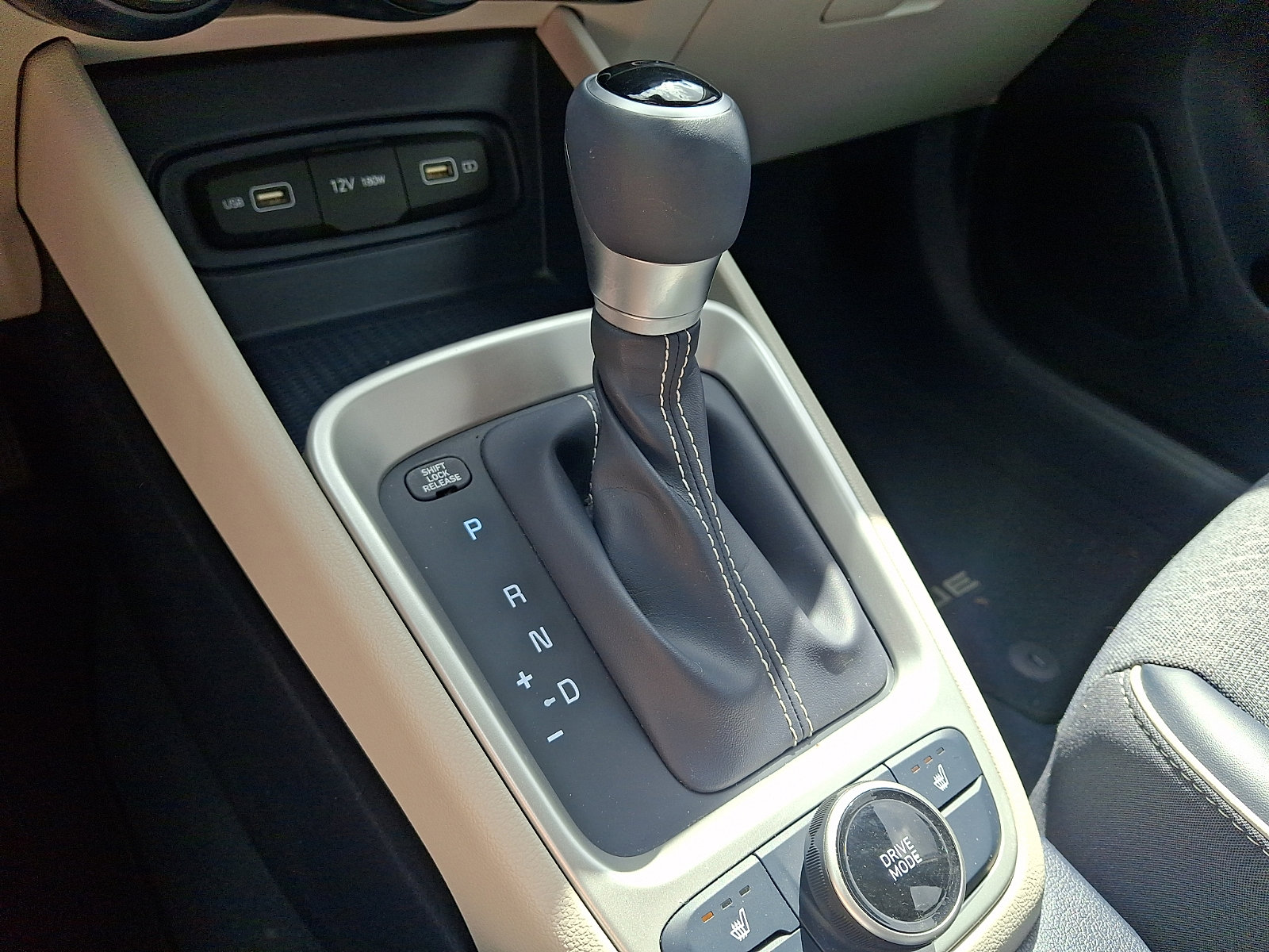 Certified 2022 Hyundai Venue Limited w/ Cargo Package image 14