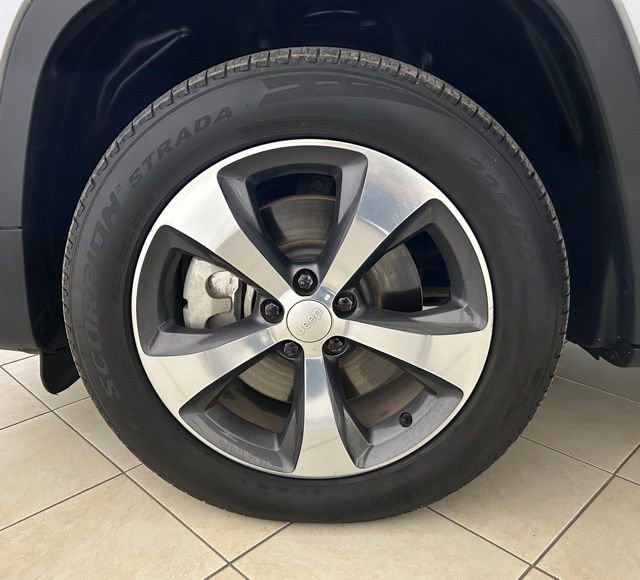 Used 2019 Jeep Cherokee Limited w/ Luxury Group image 9