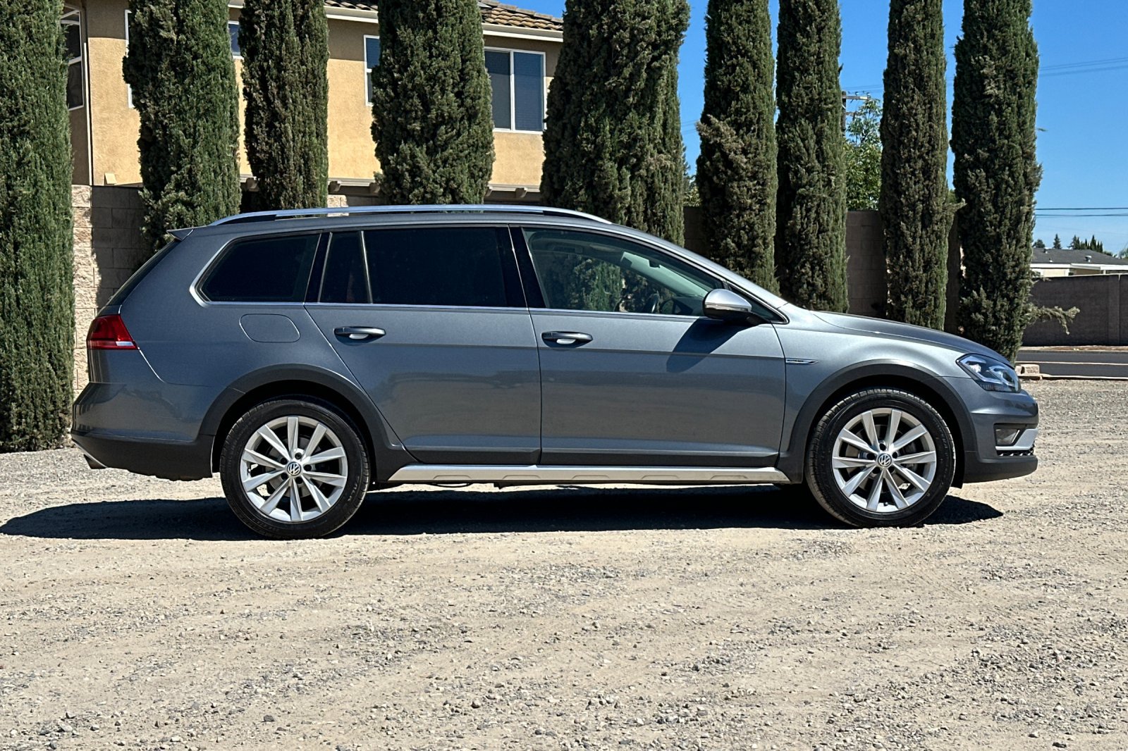 Used 2017 Volkswagen Golf Alltrack AWD/4WD image 3