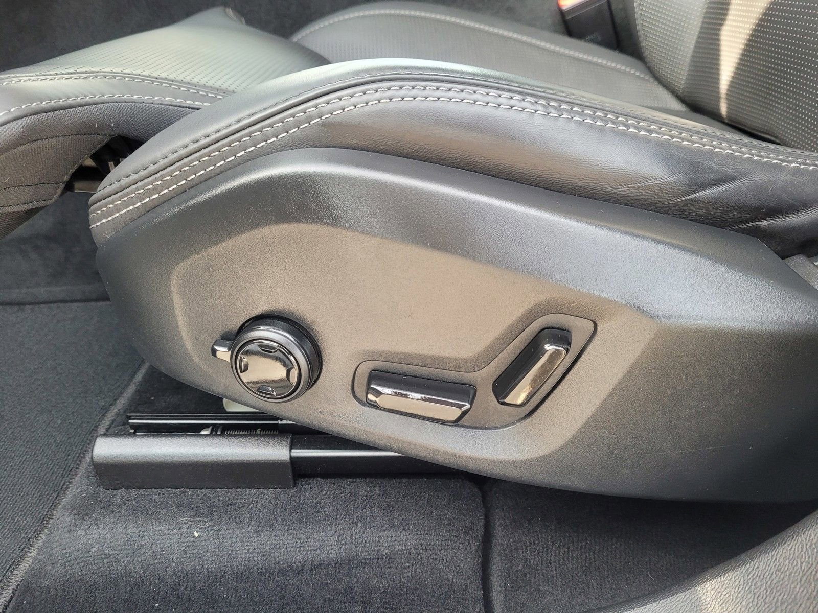 Certified 2023 Volvo XC60 B5 Ultimate image 10