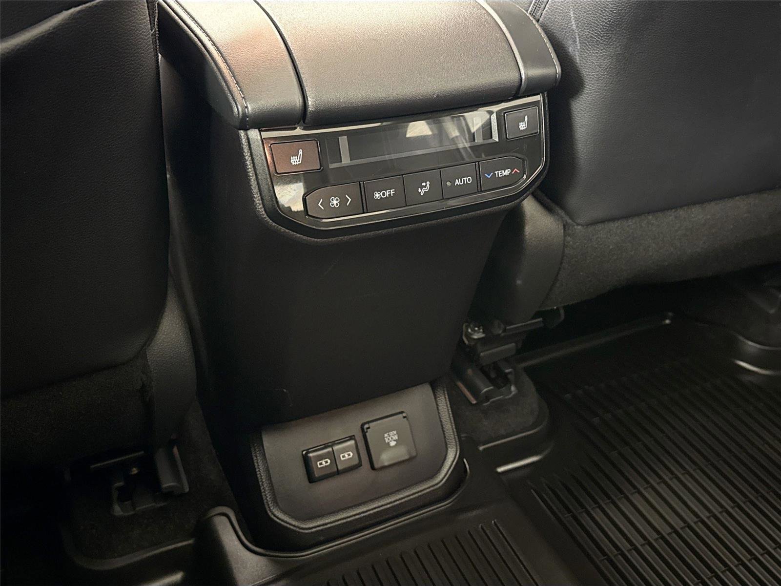 Certified 2025 Toyota Highlander Platinum image 38