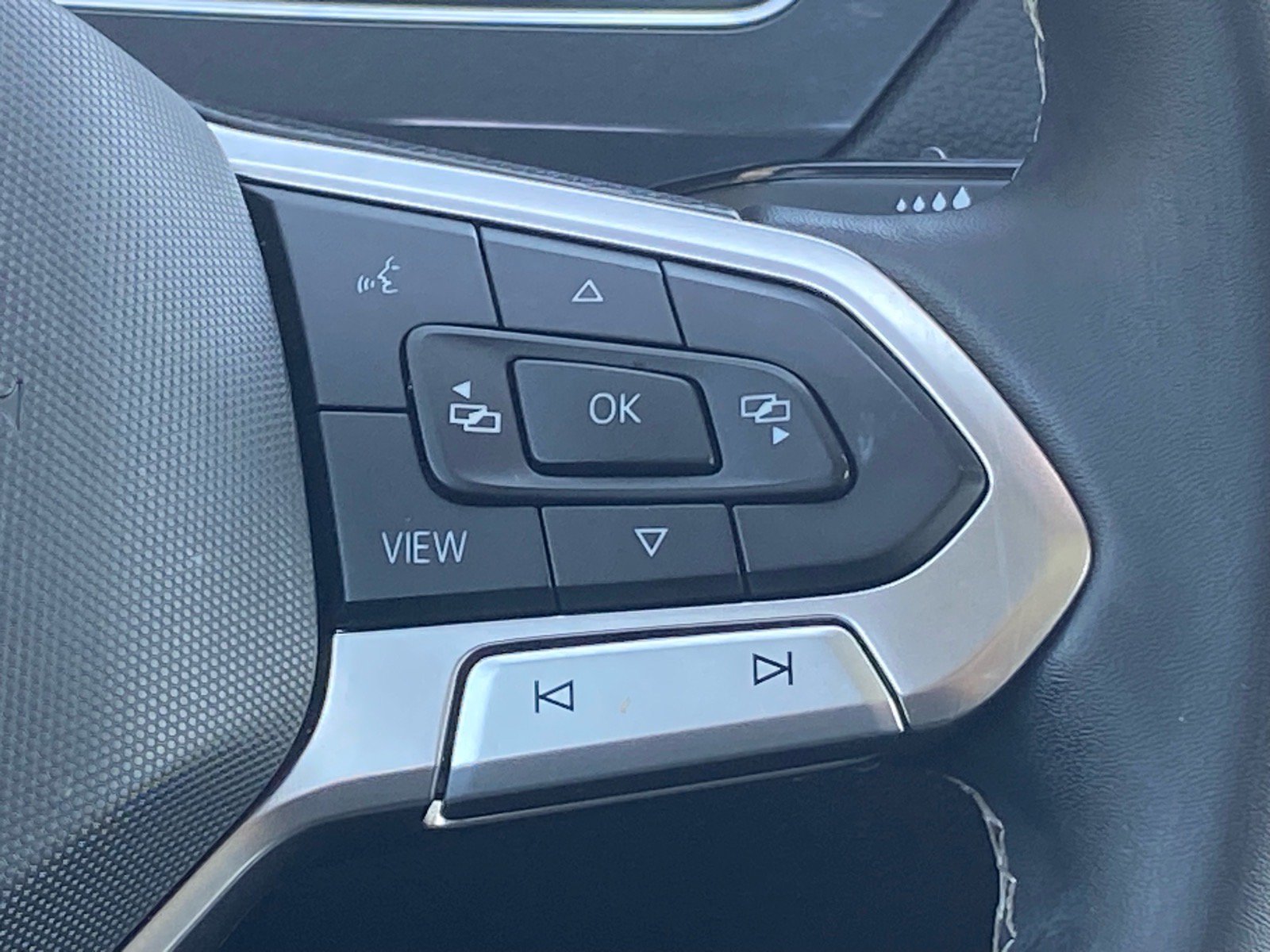 Used 2023 Volkswagen Tiguan SE w/ Panoramic Sunroof Package FWD image 7