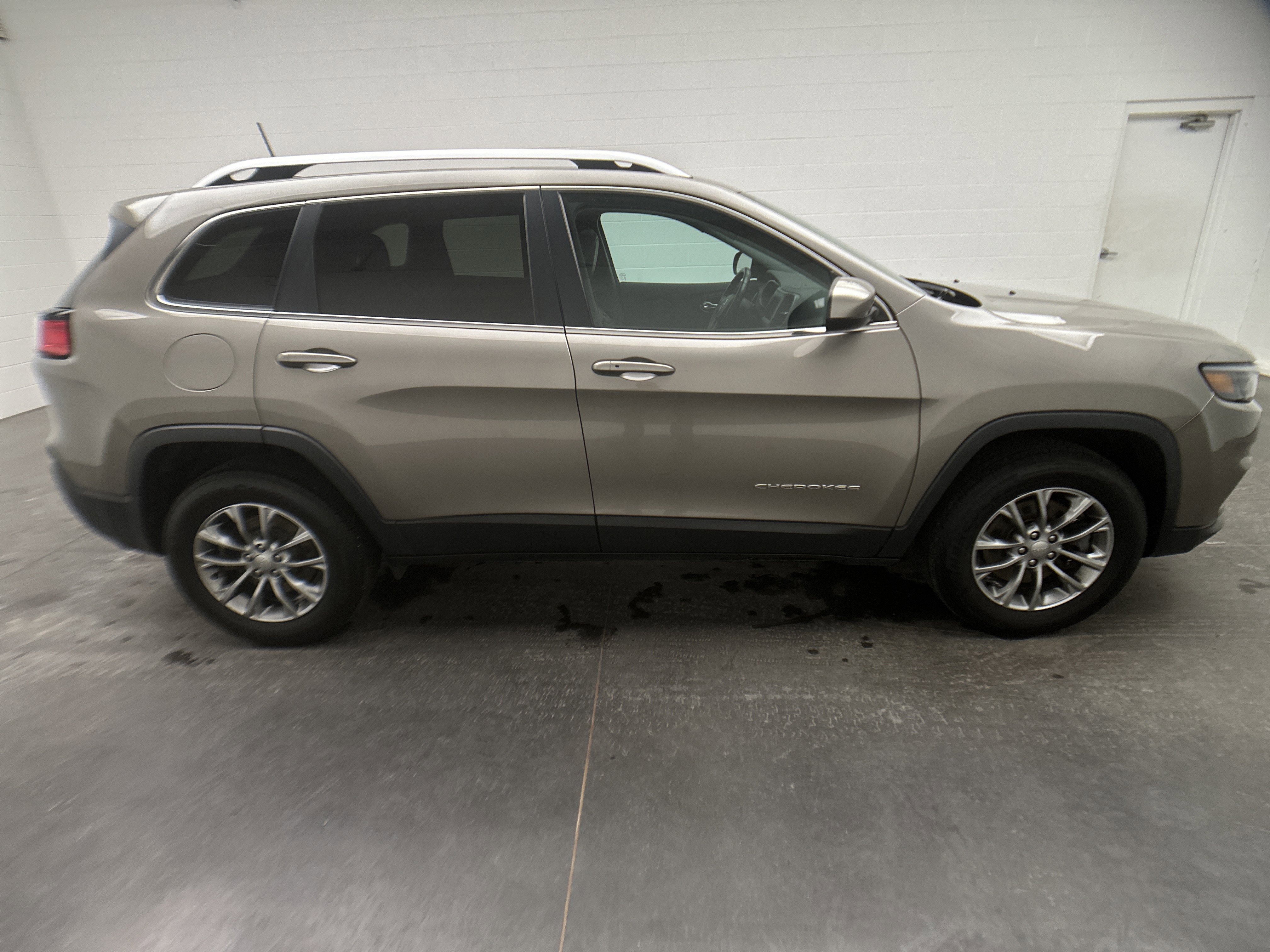 Used 2019 Jeep Cherokee Latitude Plus w/ Comfort/Convenience Group image 9