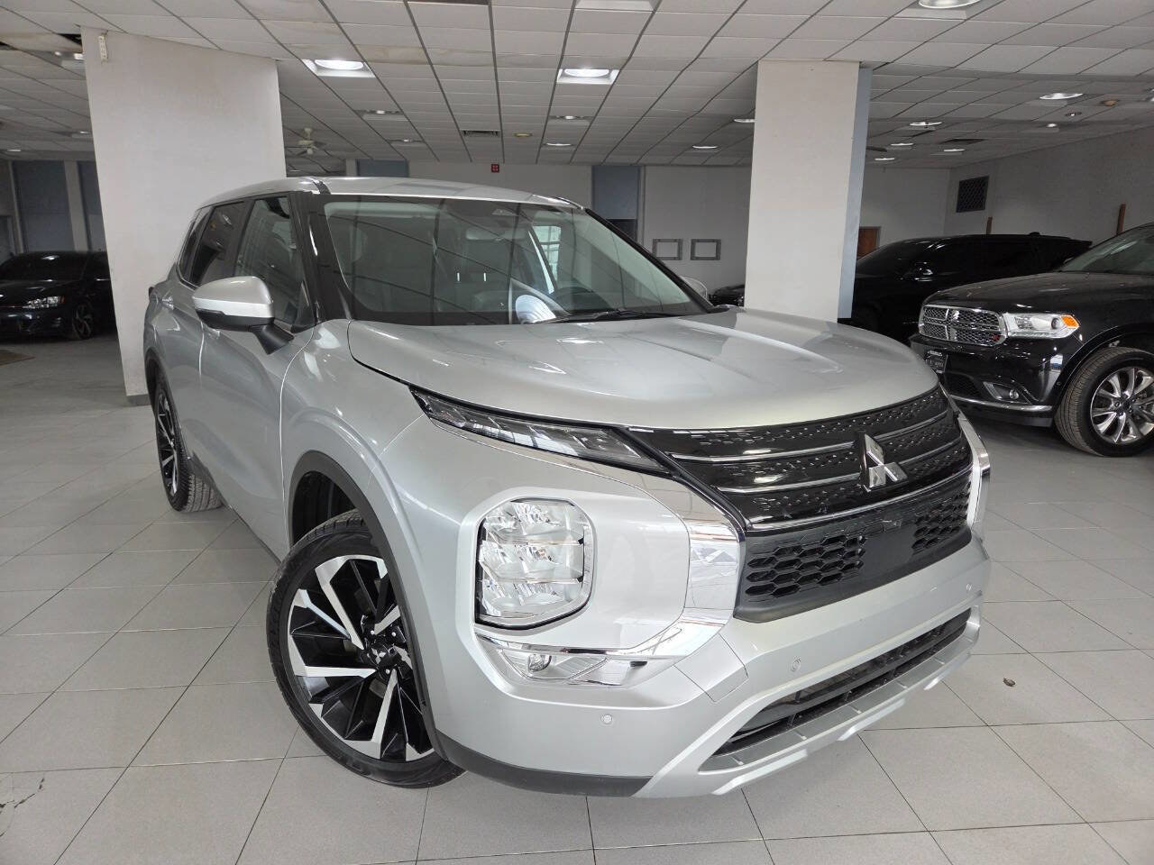 Used 2023 Mitsubishi Outlander SE image 1