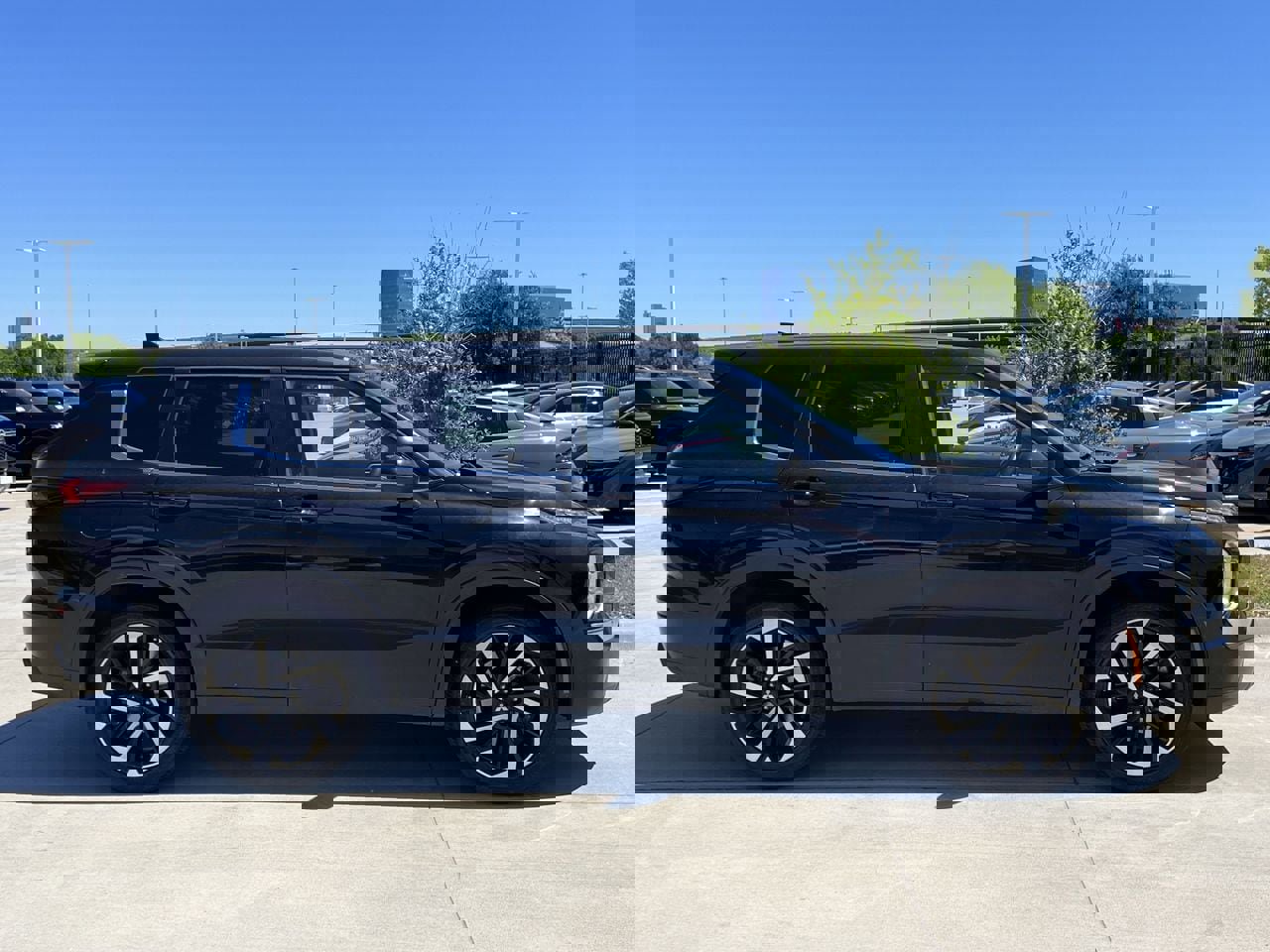 Used 2022 Mitsubishi Outlander ES image 3