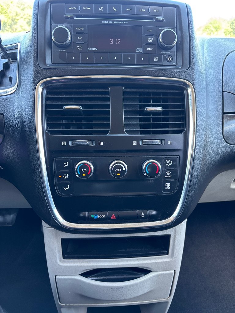 Used 2016 Dodge Grand Caravan American Value Package w/ UConnect Hands-Free Group FWD image 16