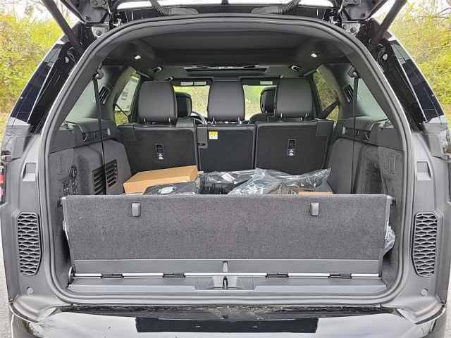 New 2025 Land Rover Discovery Metropolitan Edition AWD/4WD image 17
