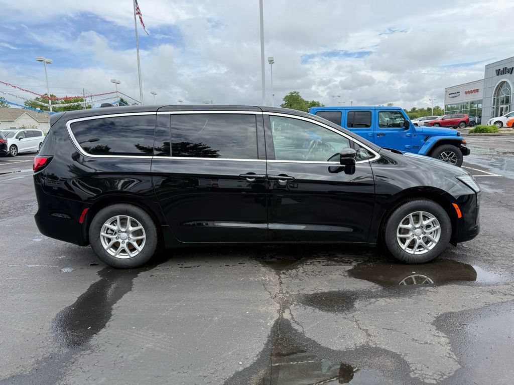 New 2027 Chrysler Pacifica Select w/ Family Tech Group FWD image 2