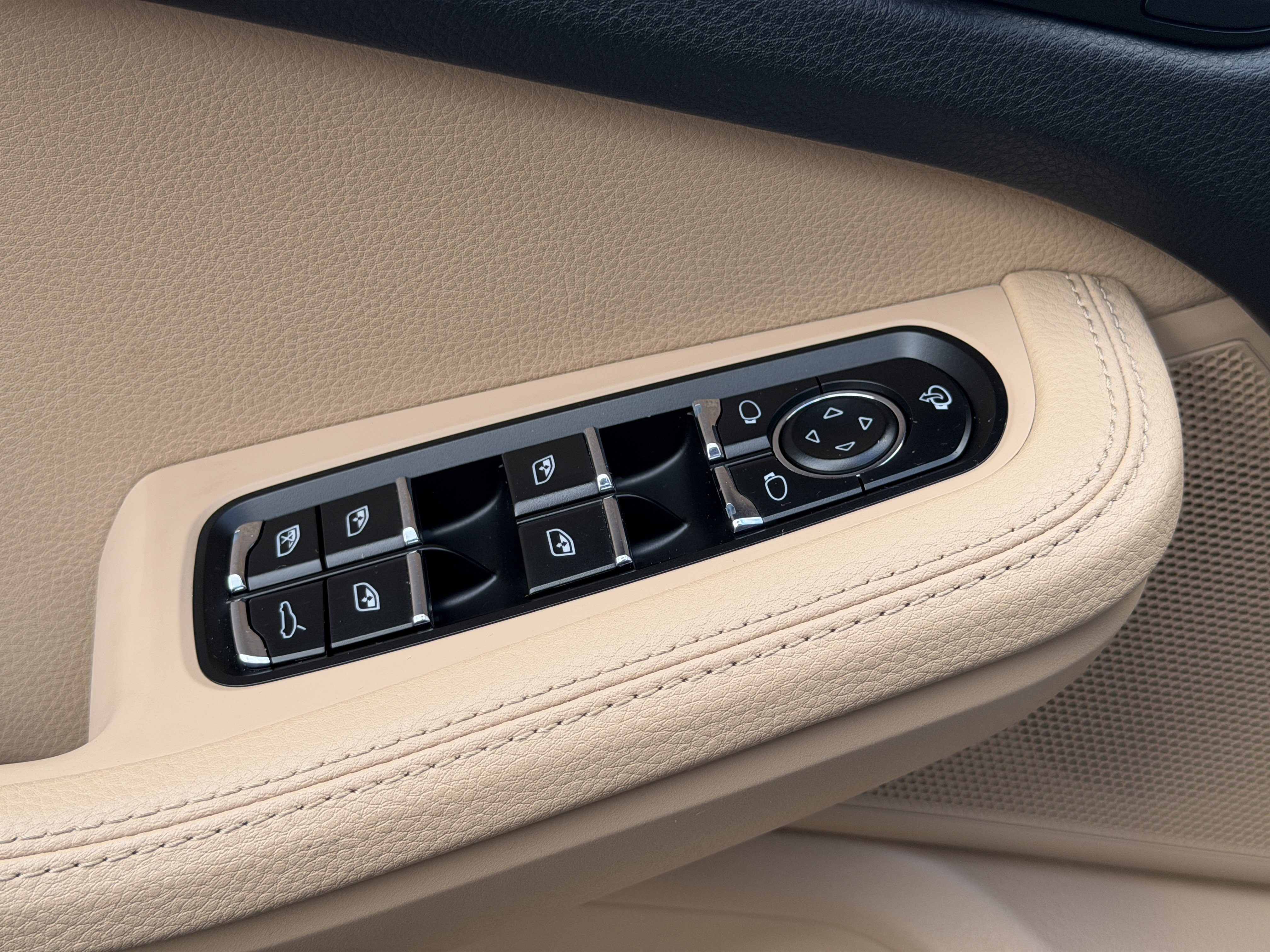 Certified 2023 Porsche Macan AWD/4WD image 21
