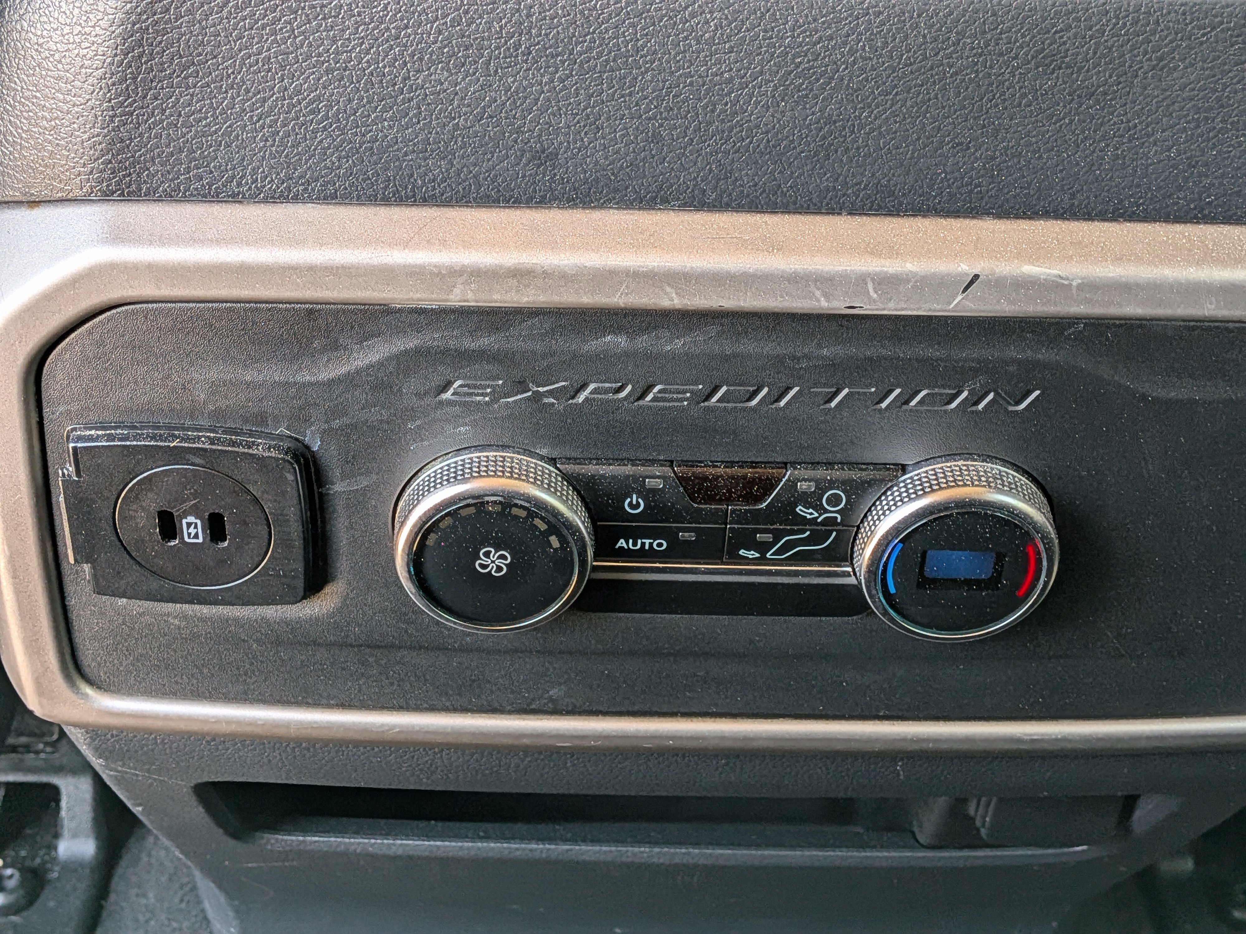 Used 2024 Ford Expedition XLT RWD image 16
