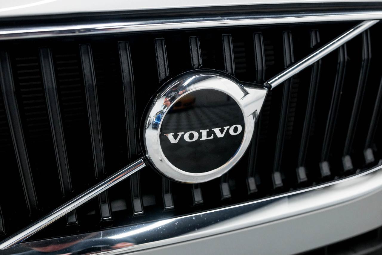 Used 2022 Volvo XC60 B5 Momentum w/ Climate Package FWD image 14