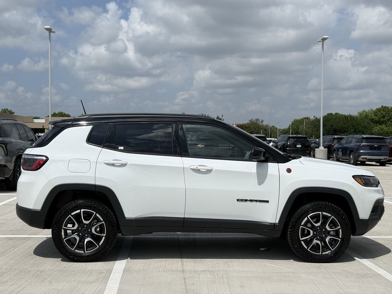 Used 2025 Jeep Compass Trailhawk AWD/4WD image 3