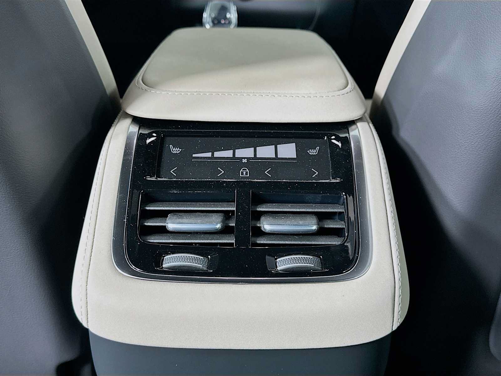 New 2026 Volvo XC90 B6 Plus w/ Protection Package Premier AWD/4WD image 23