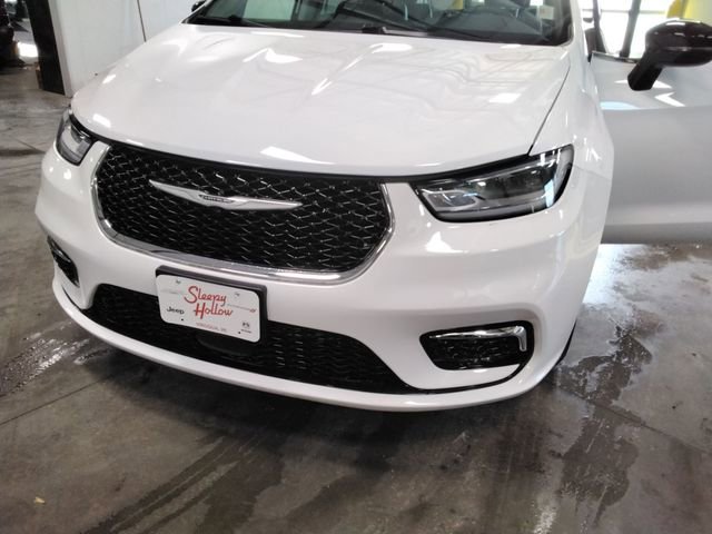 Used 2024 Chrysler Pacifica Touring-L image 14