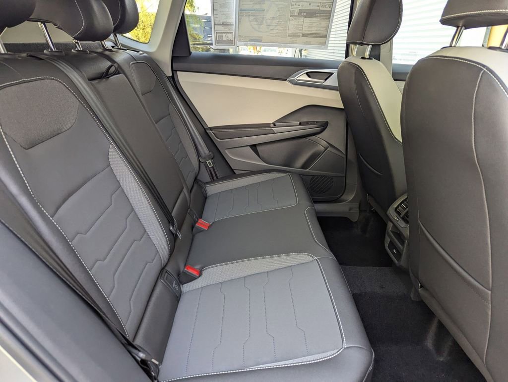Certified 2025 Volkswagen Taos SE FWD image 19