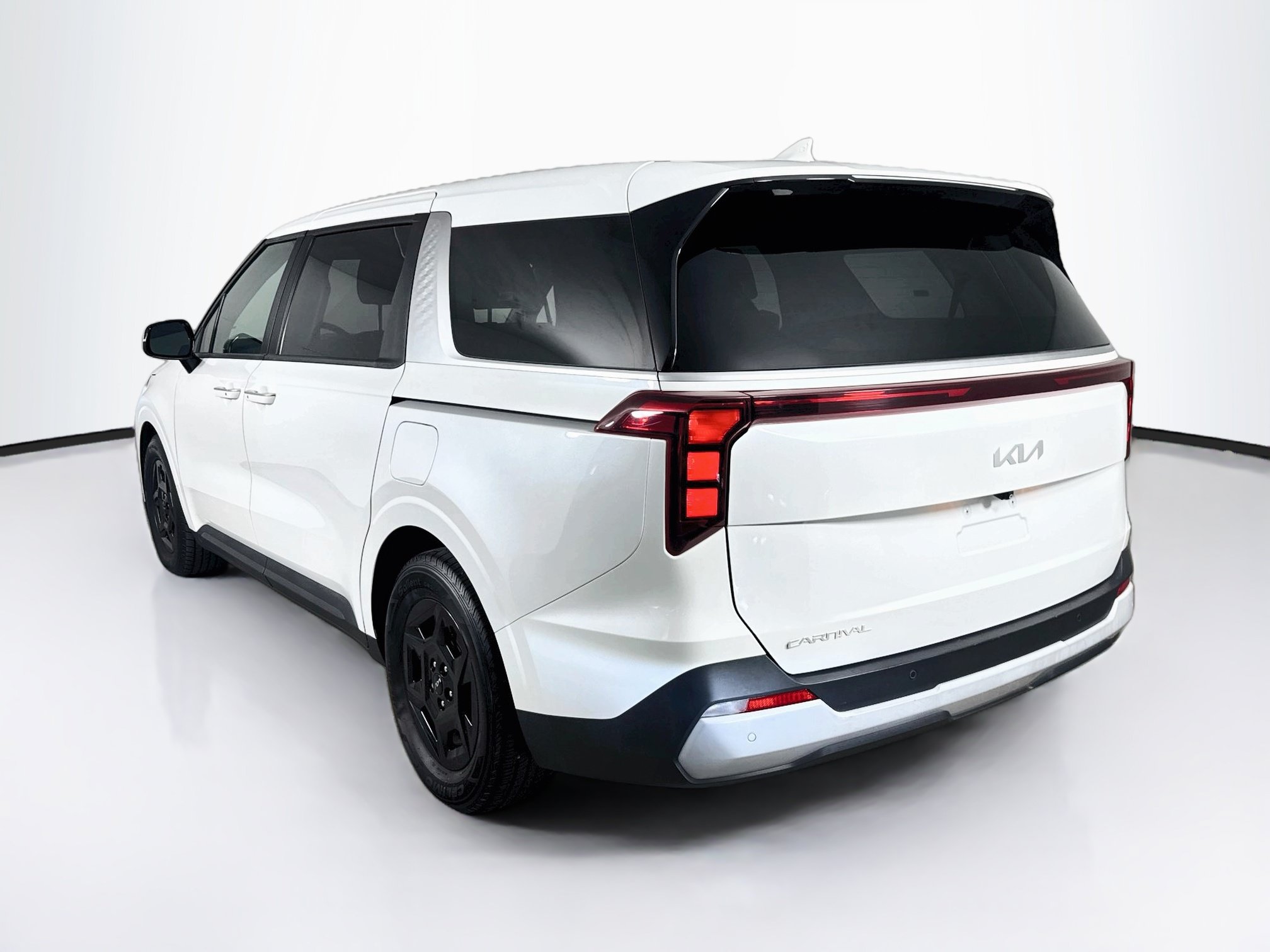 Used 2025 Kia Carnival FWD image 31