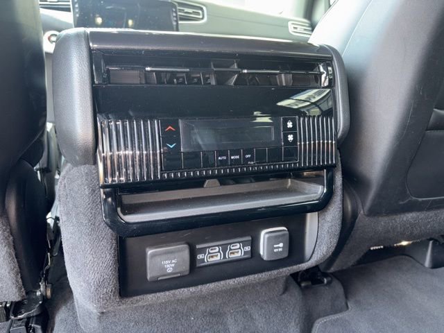 Used 2024 Jeep Wagoneer L Base image 13