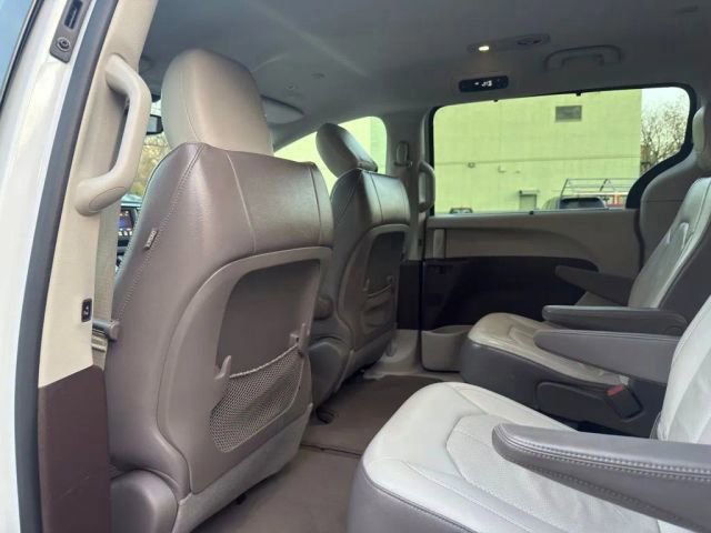 Used 2018 Chrysler Pacifica Touring-L FWD image 23