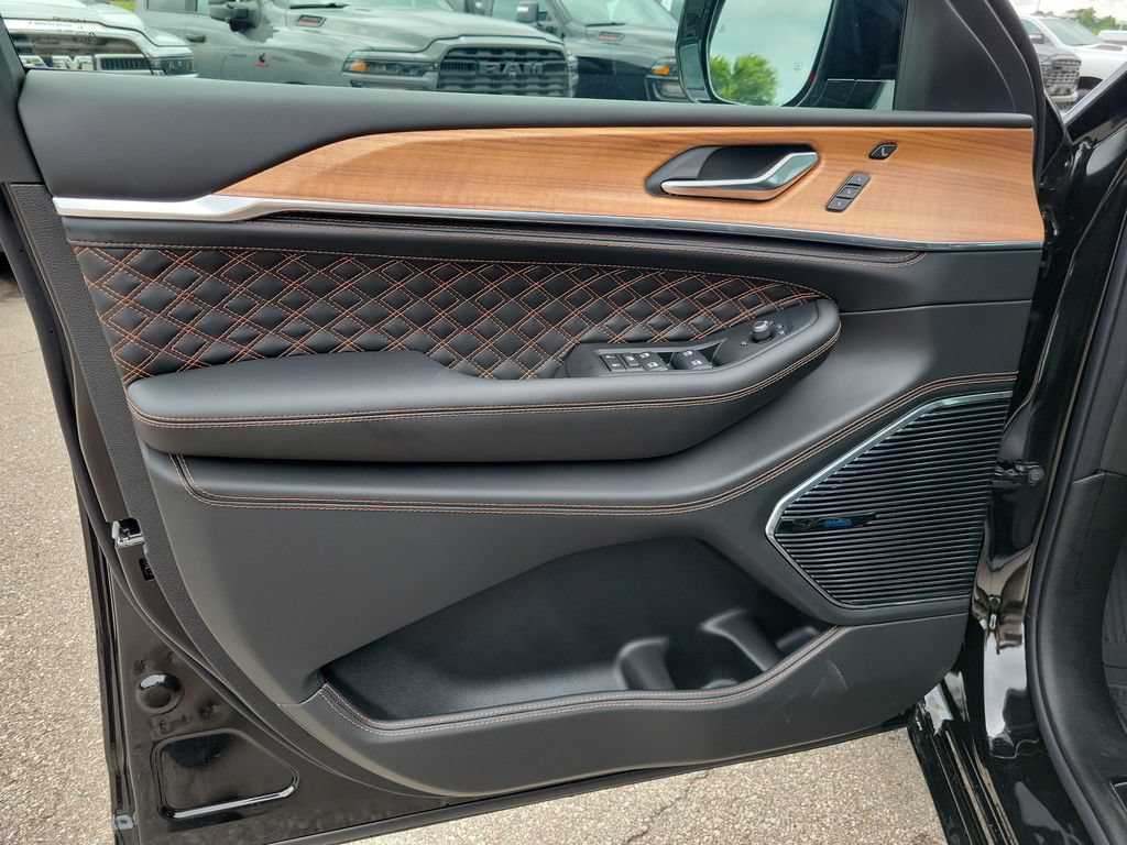 New 2026 Jeep Grand Cherokee Summit AWD/4WD image 13