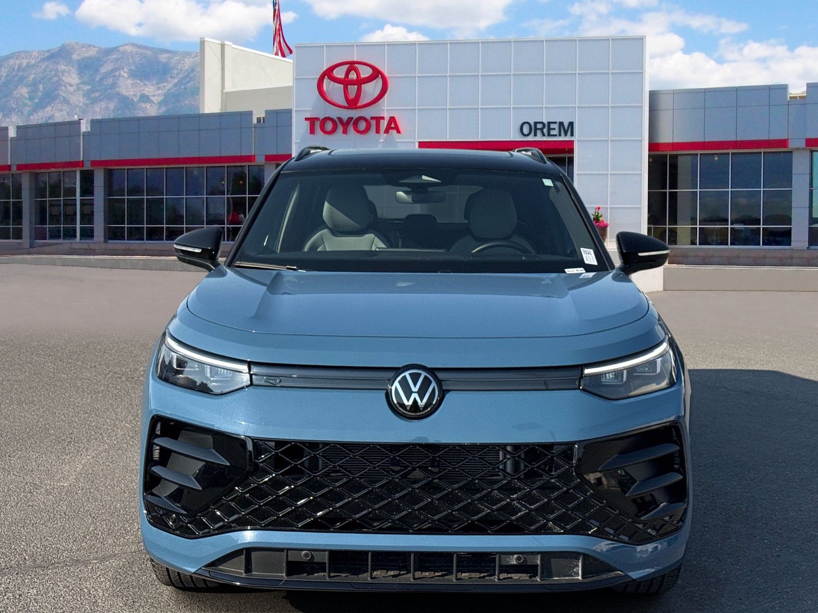 Used 2025 Volkswagen Tiguan SE R-Line AWD/4WD image 2
