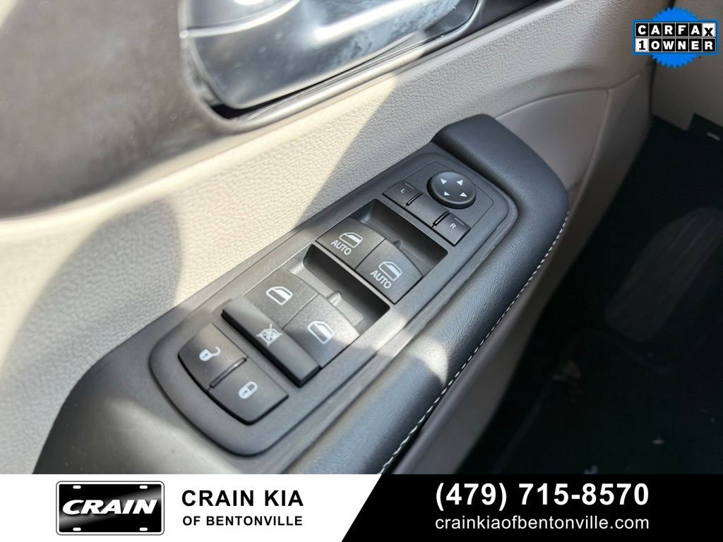 Used 2024 Chrysler Pacifica Touring-L image 11
