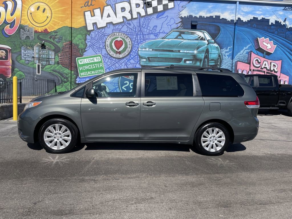Used 2012 Toyota Sienna LE w/ Towing Pkg AWD/4WD image 2
