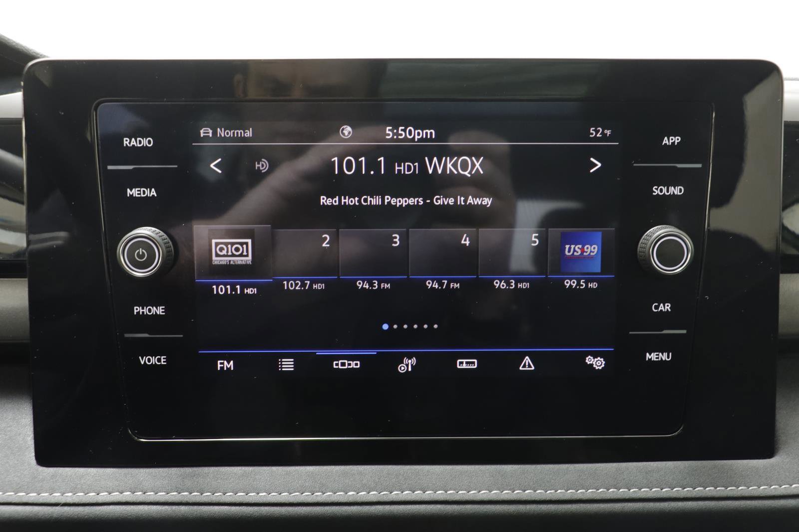 Used 2025 Volkswagen Taos SE image 9