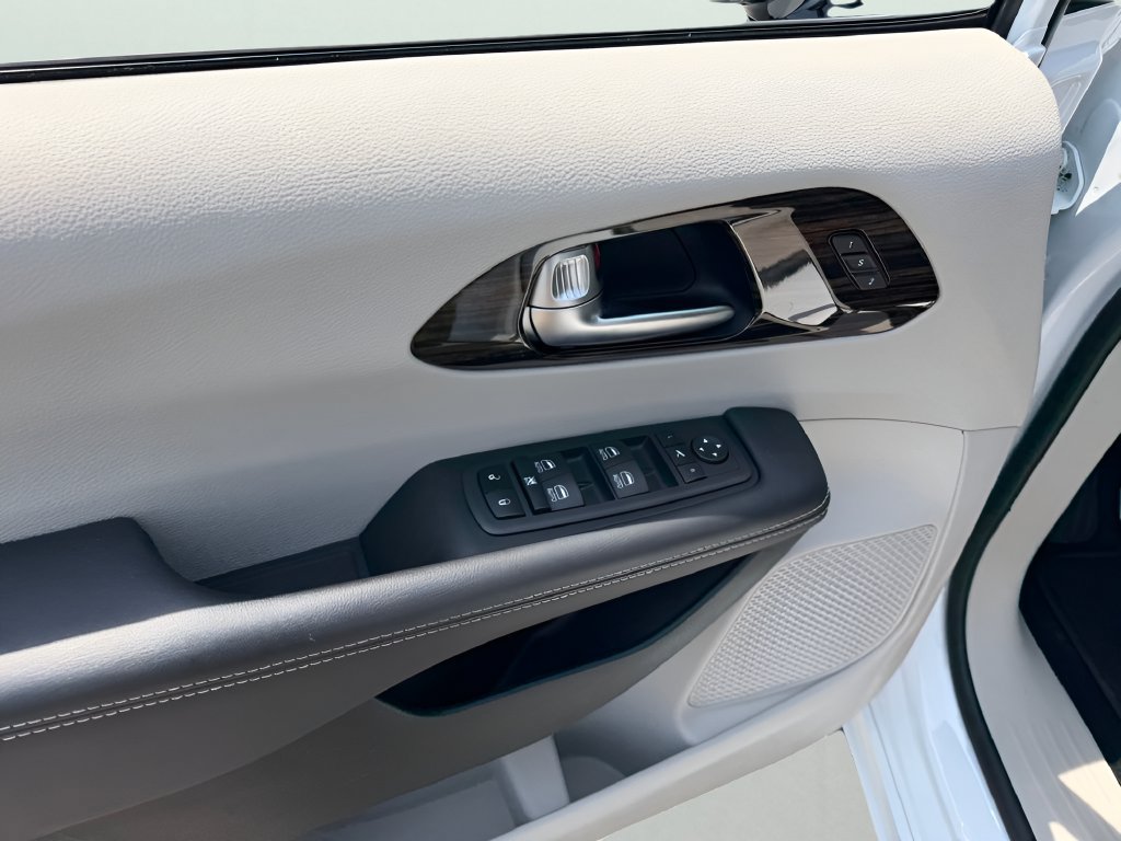 Used 2024 Chrysler Pacifica Limited FWD image 15