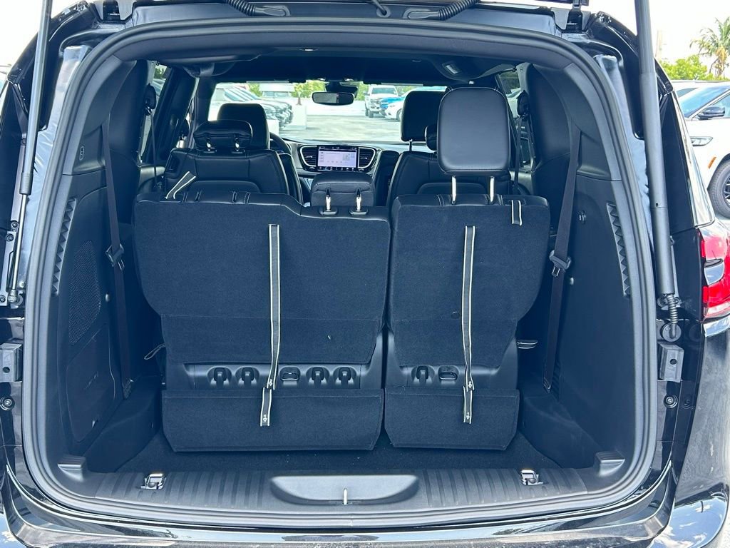 New 2025 Chrysler Pacifica Select w/ Uconnect Theater Family Group image 20