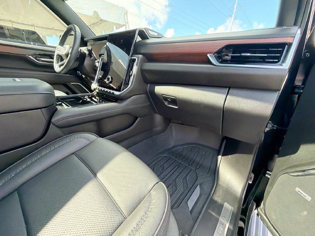 Used 2025 GMC Yukon Denali w/ Sun & Power Step Package AWD/4WD image 33