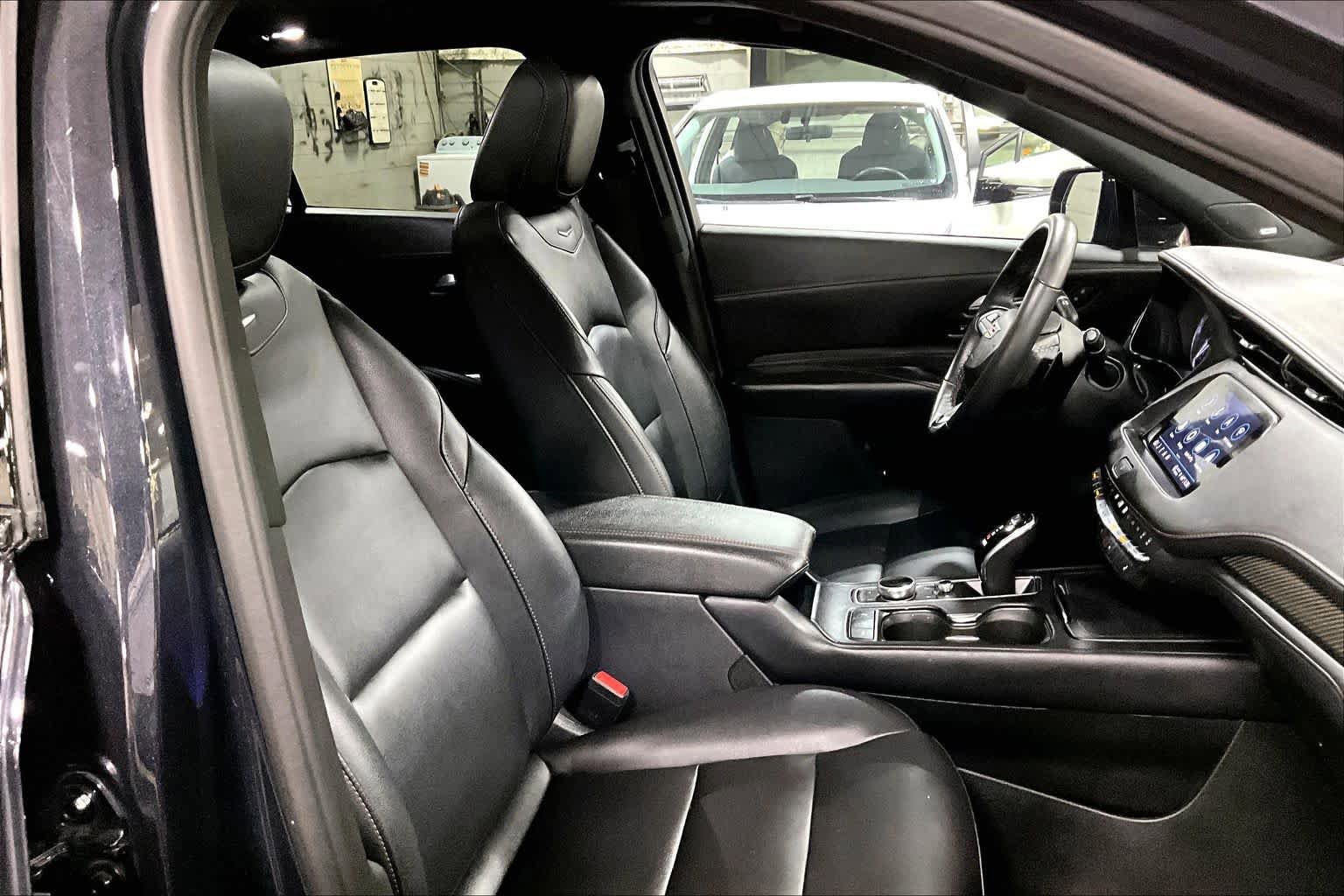 Used 2022 Cadillac XT4 Sport w/ Enhanced Visibility Package FWD image 9