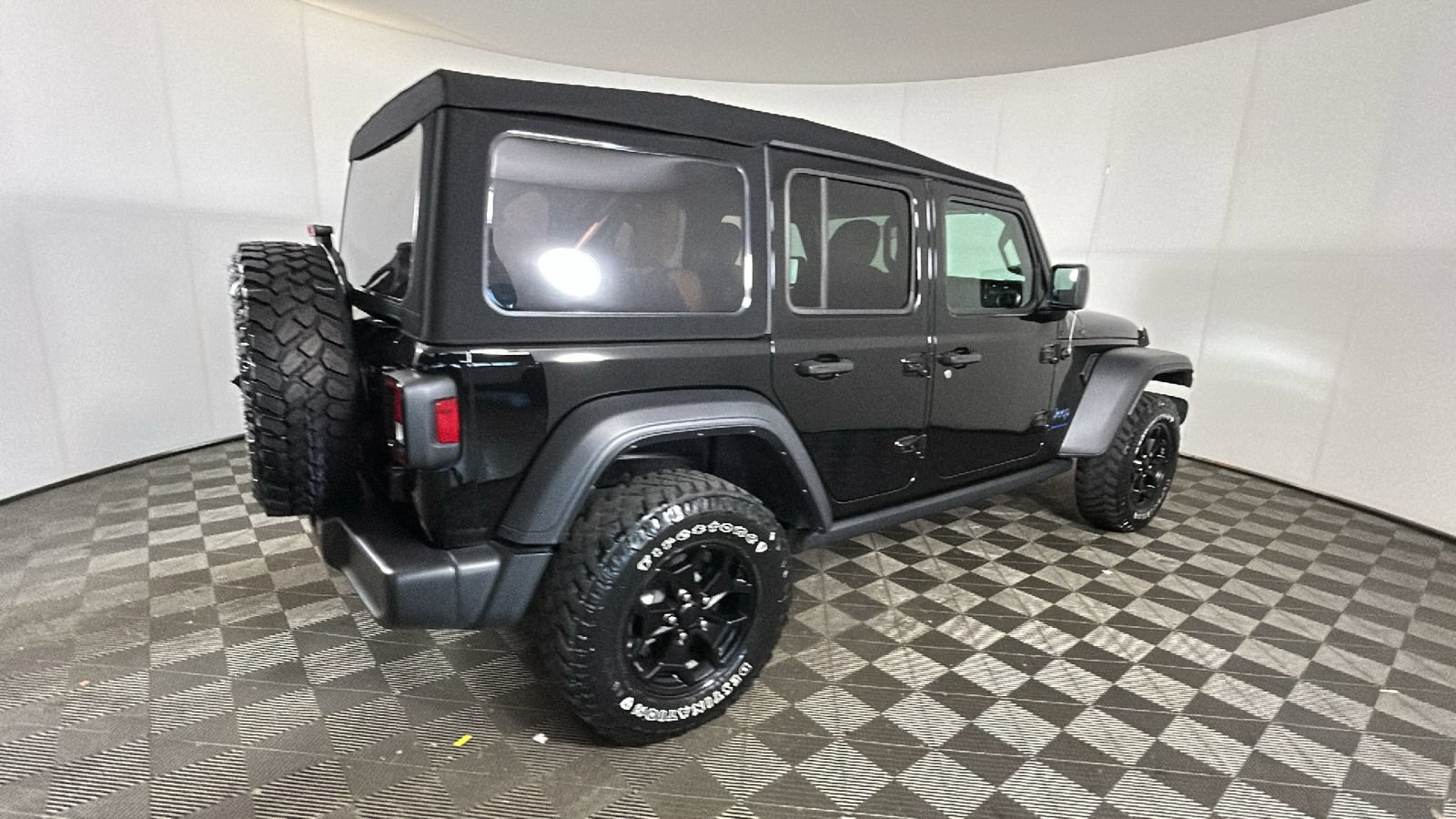 Used 2023 Jeep Wrangler Unlimited w/ Cold Weather Group AWD/4WD video 3