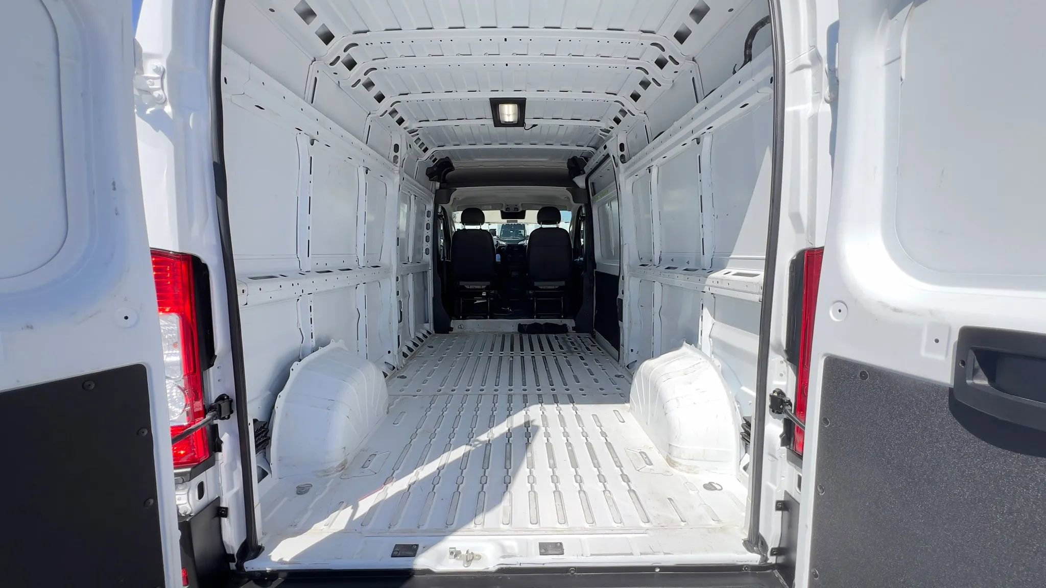 Used 2025 RAM ProMaster 2500 w/ Convenience Group FWD image 11