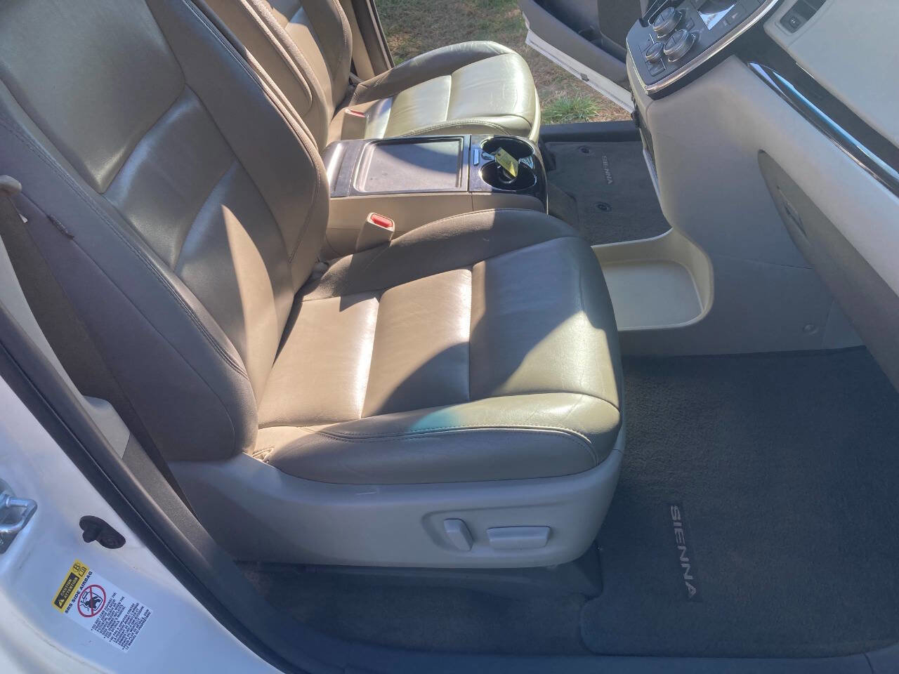 Used 2016 Toyota Sienna image 4