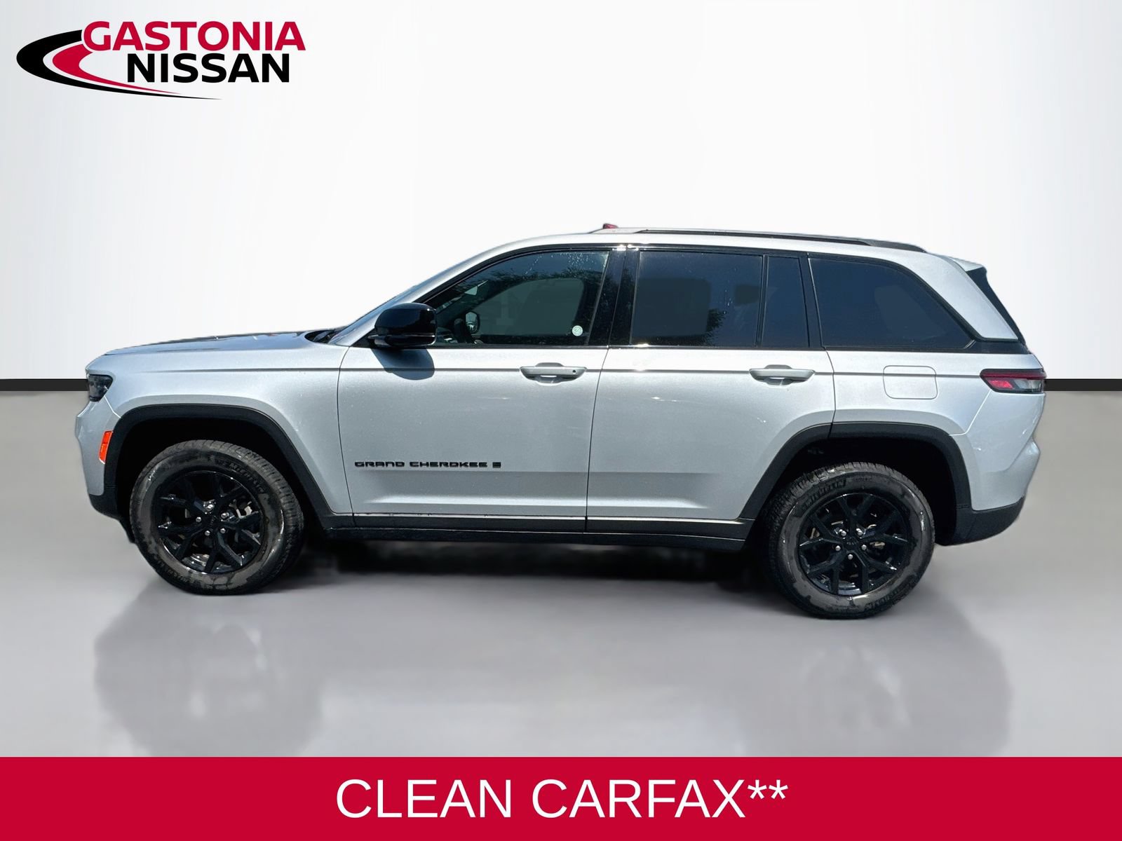 Used 2025 Jeep Grand Cherokee Altitude AWD/4WD image 5