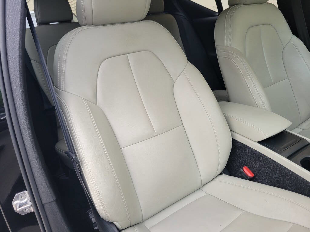 Used 2020 Volvo XC40 T4 Momentum image 35