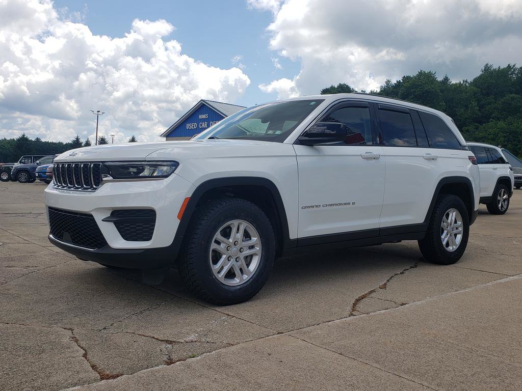 Certified 2023 Jeep Grand Cherokee Laredo w/ Luxury Tech Group I AWD/4WD image 8
