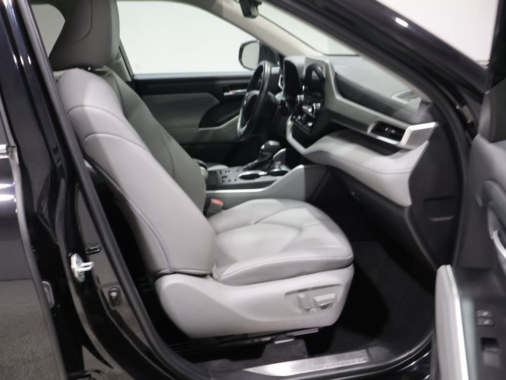 Used 2023 Toyota Highlander XLE AWD/4WD image 22