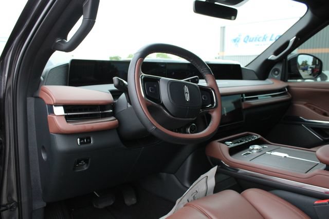 New 2026 Lincoln Navigator Reserve AWD/4WD image 2